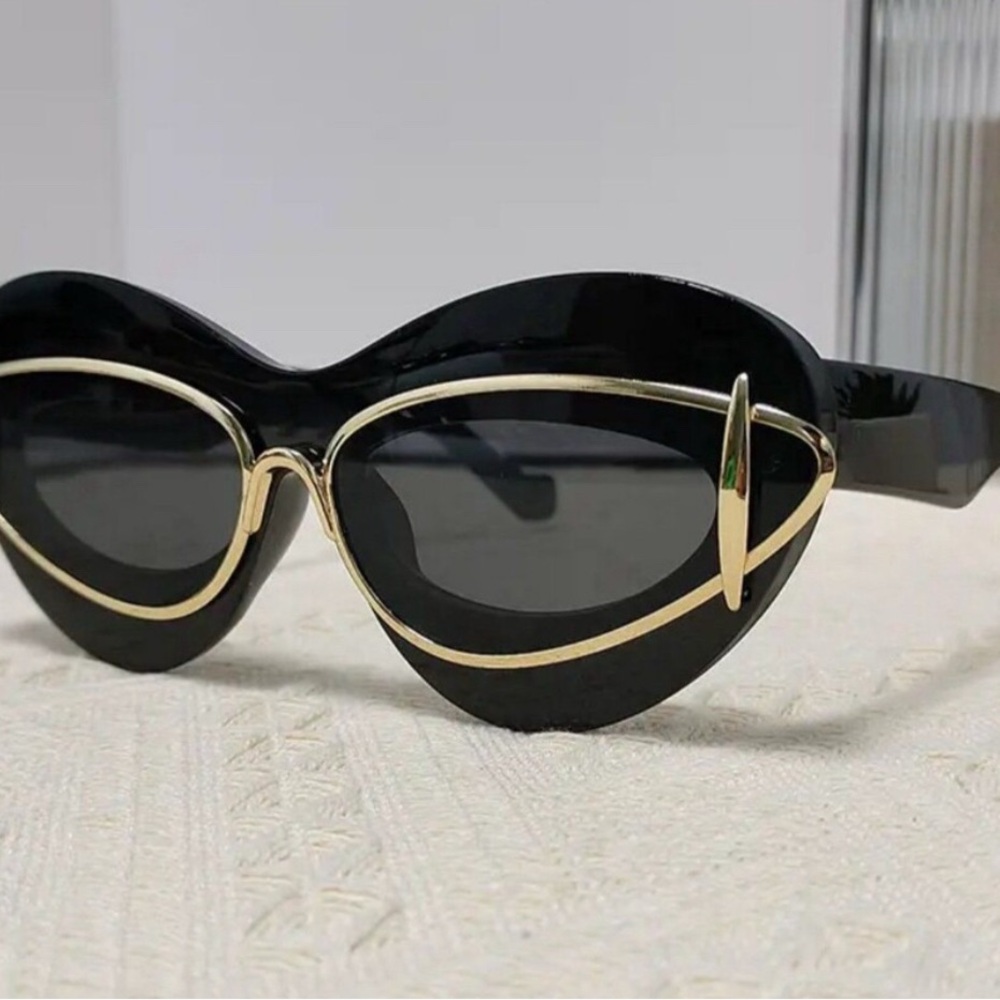 Chic Cats Eye Black and Gold Sunglasses